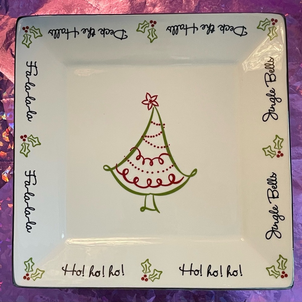 St. Nicholas Square ‘Tis the Season Plate Silver outline Green & Red tree
